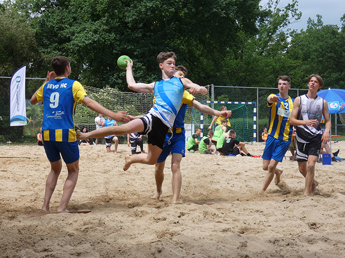 Bal in hand, voeten in het zand