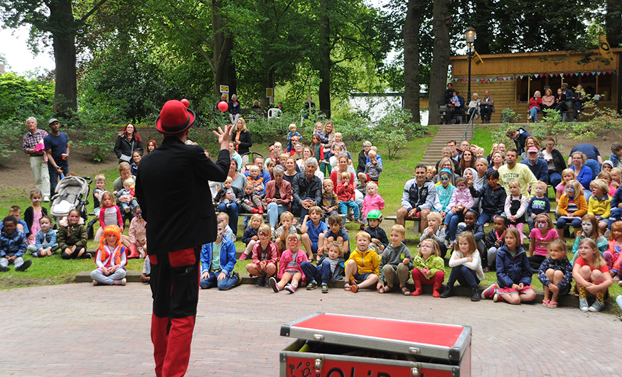 Clown op herhaling in openluchttheater