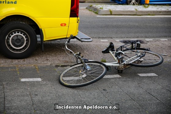 Fietser gewond naar het ziekenhuis na ongeluk in Apeldoorn