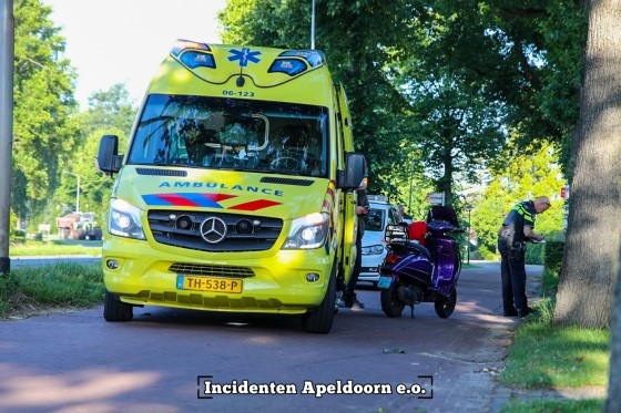 Fietser gewond na ongeluk met scooterrijder in Teuge