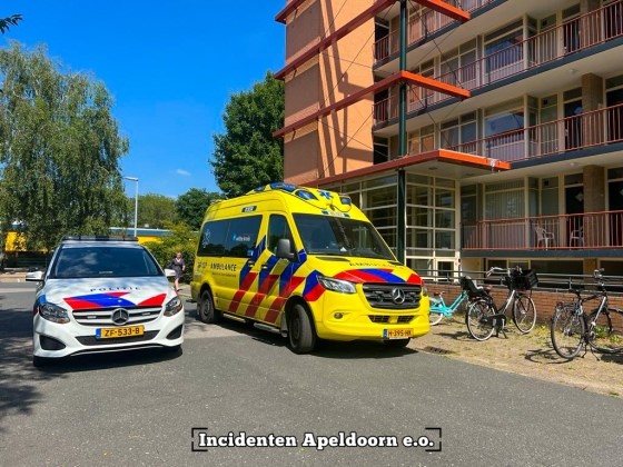 10 jarig jongetje neergestoken bij flat in Zevenhuizen; verdachte aangehouden
