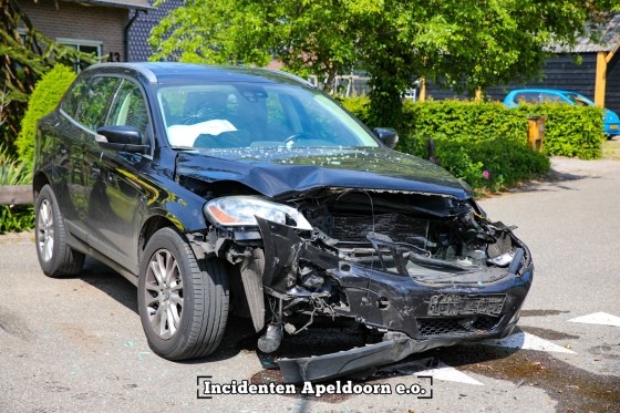 Automobilist gewond bij ongeluk in Loenen; auto belandt in tuin.