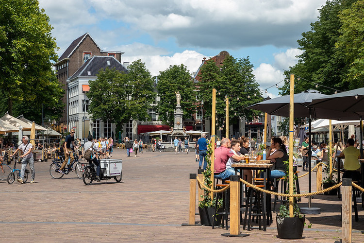 Blijvend grotere terrassen op de Brink en markt houdt ‘lintopstelling’