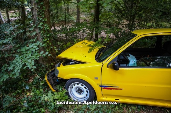 Automobilist botst tegen boom op doodlopende weg naast het Ziekenhuis