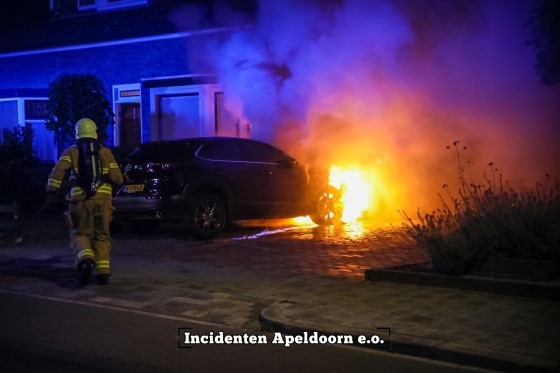 Auto verwoest door brand in Apeldoorn zuid; politie doet onderzoek