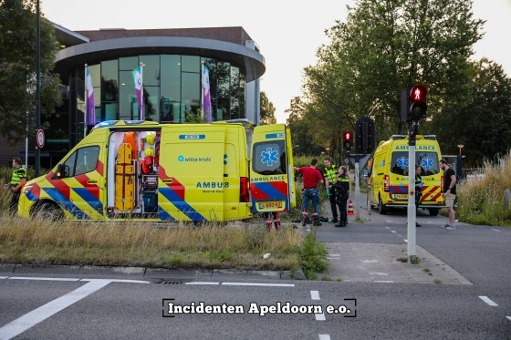 Brommerrijder zwaargewond na ongeluk met vrachtwagen in Apeldoorn; Traumahelikopter geland