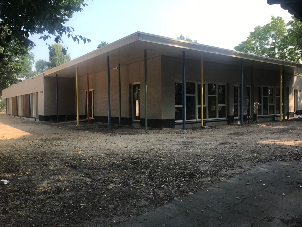 Schoolgebouw na de zomer in gebruik