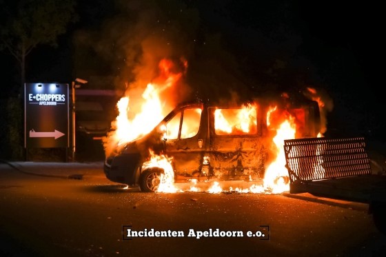 Vlammen slaan uit personenbusje in Apeldoorn; vermoedelijk brandstichting