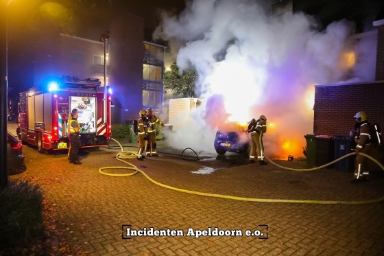 Autobrand in Apeldoorn; mogelijk brandstichting