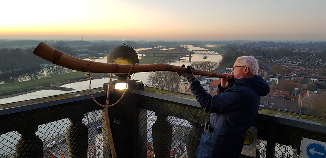 Midwinterhoorns en klokken op de toren