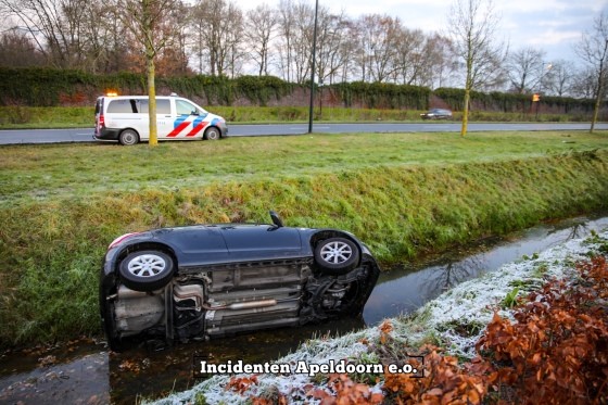 Automobiliste glijdt van de weg in Apeldoorn en belandt in sloot