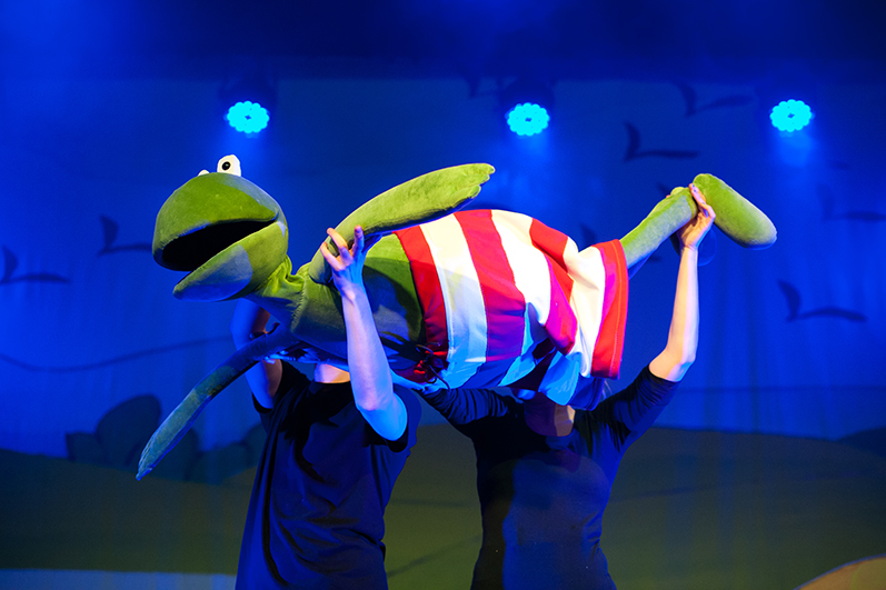 Kikker zingt voor de kleintjes