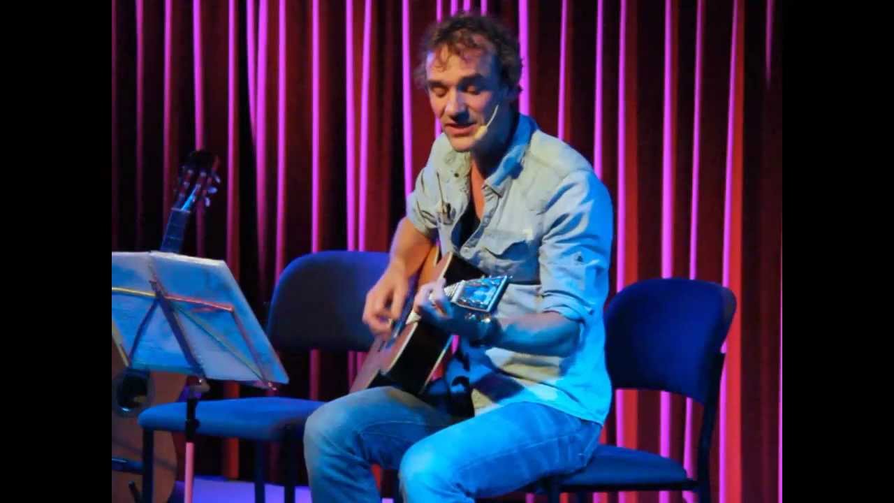 Zanger/gitarist Clemens Thonen treedt op in Zutphen