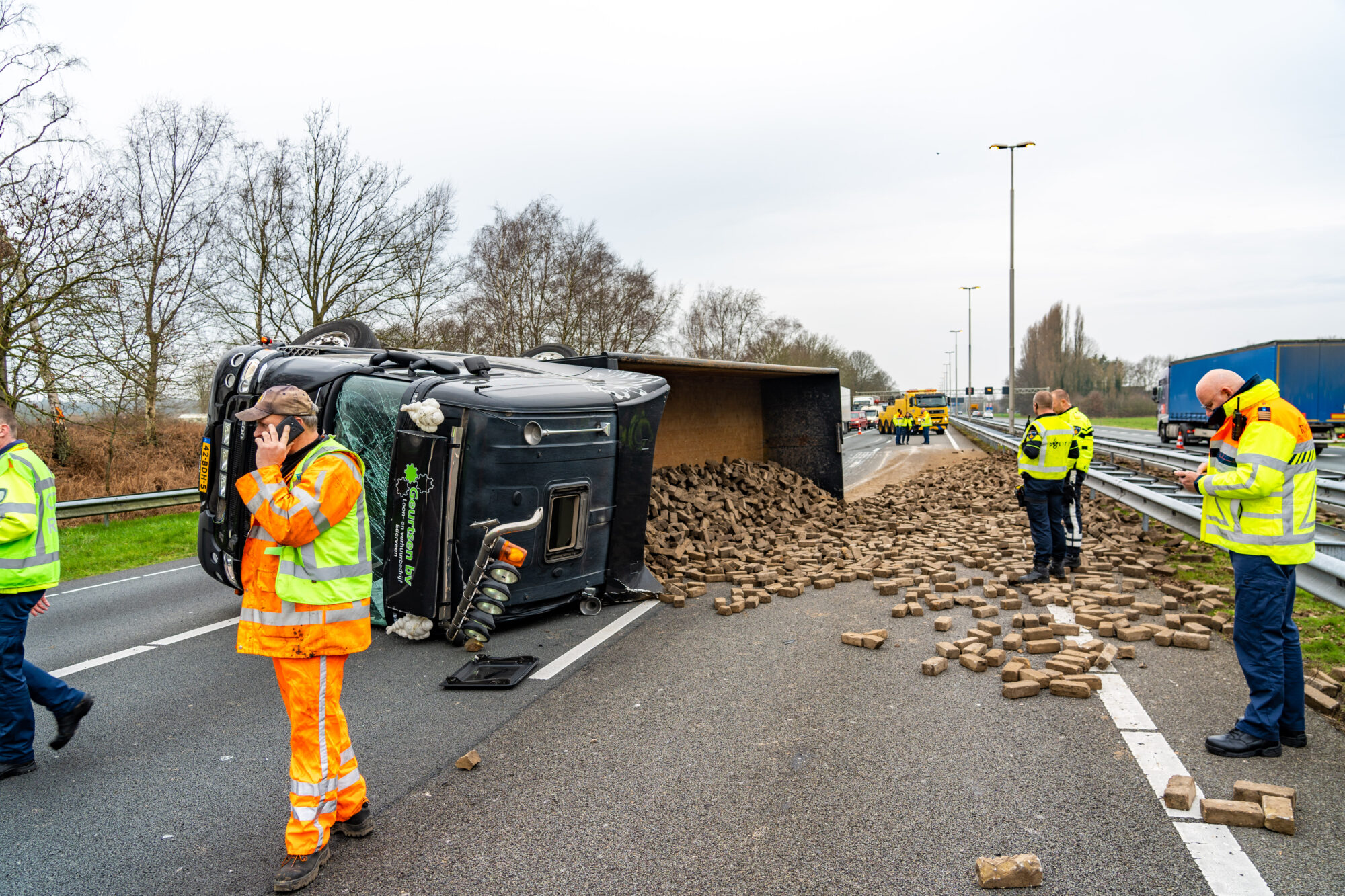 Vrachtwagen kantelt op A1 richting Apeldoorn