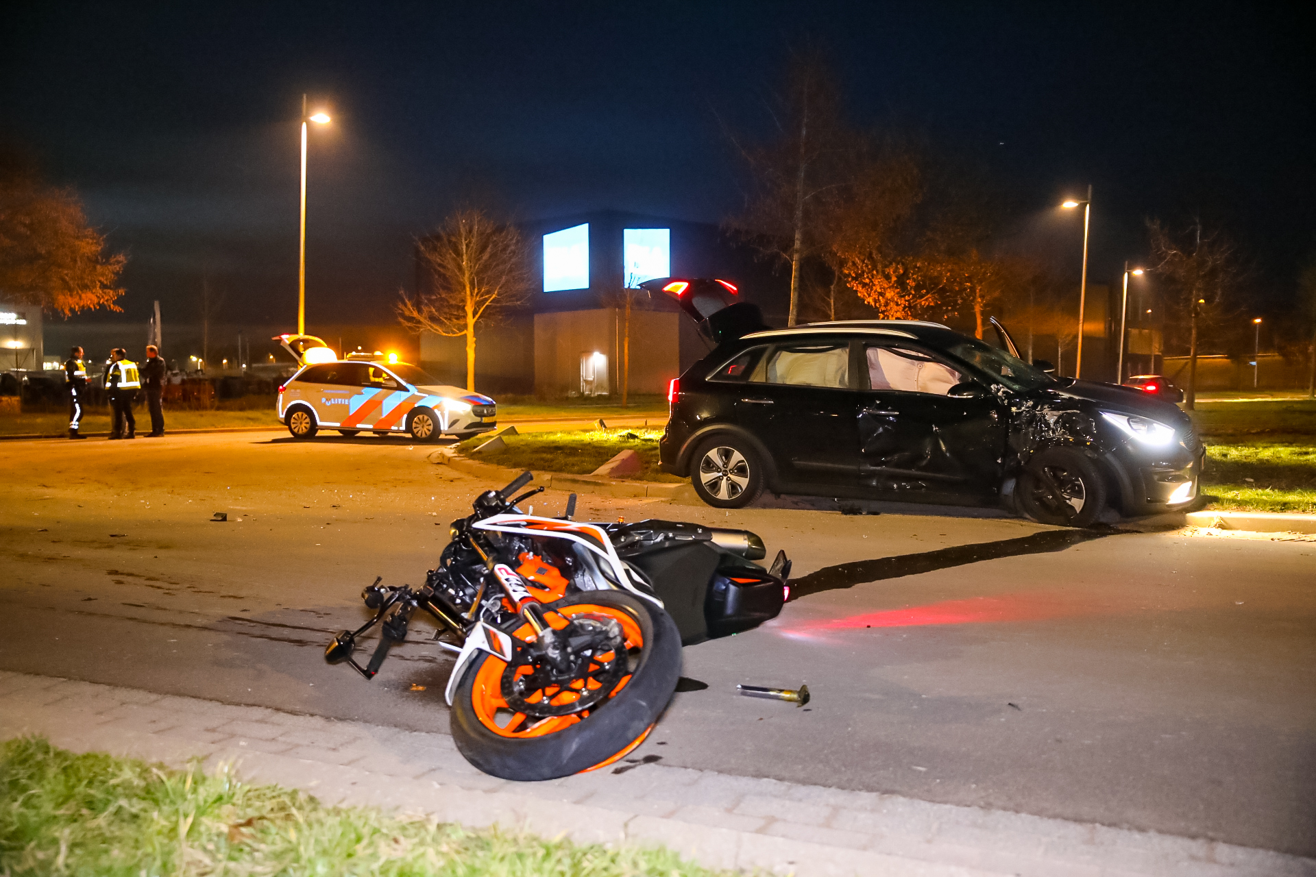 VIDEO Ernstig ongeluk in Apeldoorn, motorrijder zwaargewond