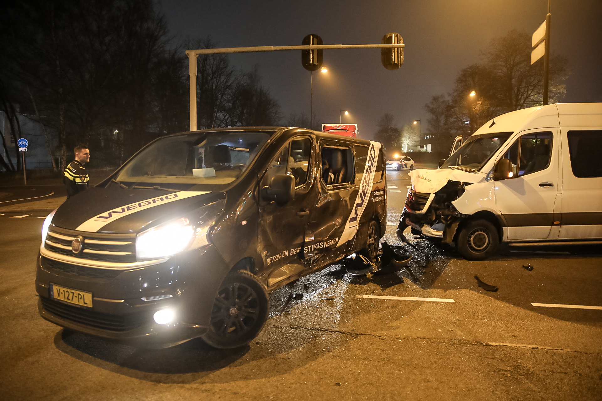 Veel schade bij ongeluk op kruising in Apeldoorn.