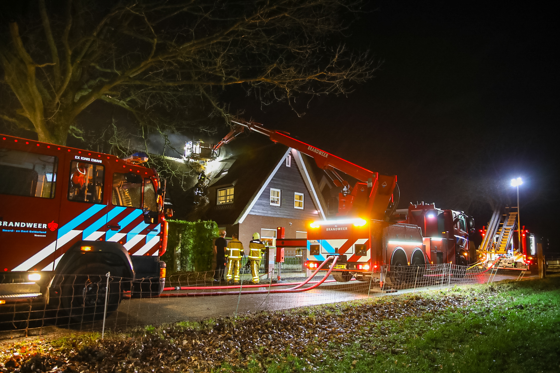 Uitslaande brand in rietgedekte woning Wenum Wiesel snel onder controle