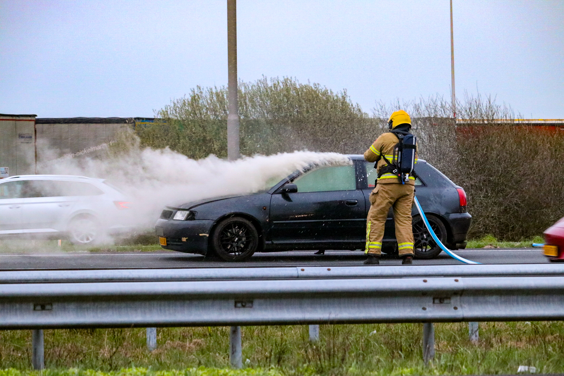 Auto vat vlam tijdens het rijden A50 bij Klarenbeek