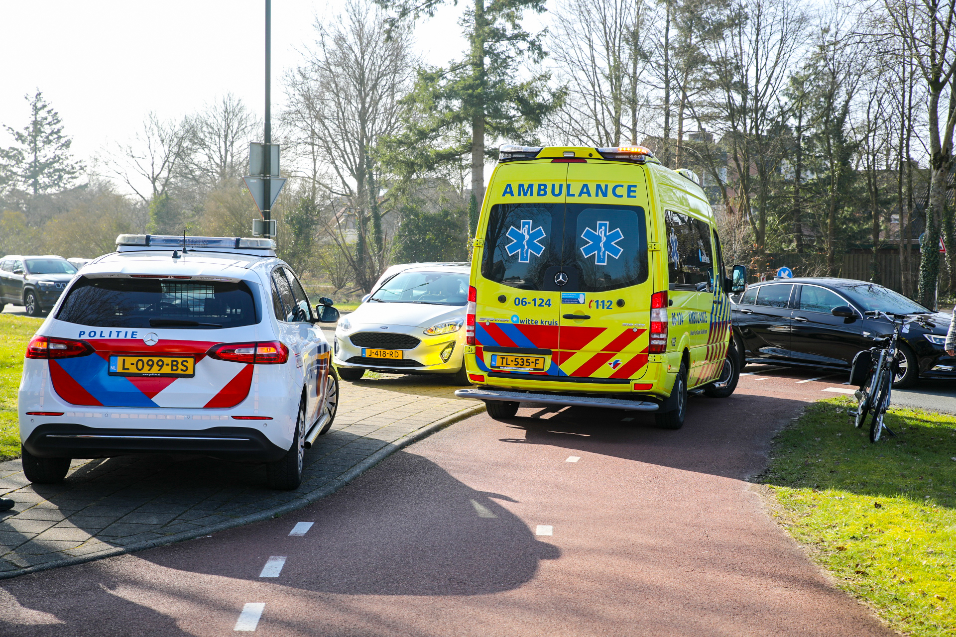 Fietser gewond bij ongeluk op rotonde in Apeldoorn.