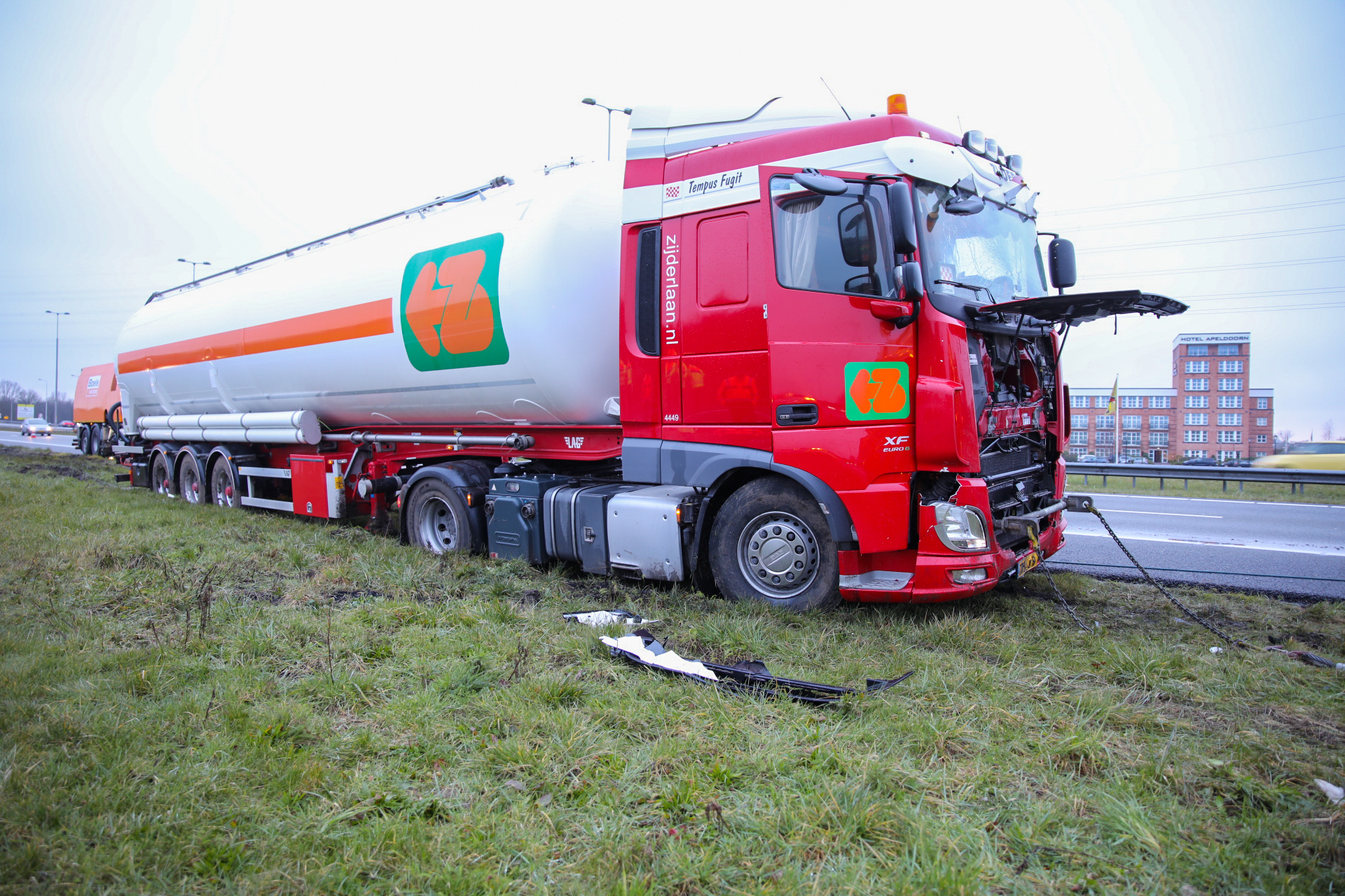 Vrachtwagen vast in berm langs A50 bij Apeldoorn, twee rijstroken afgesloten