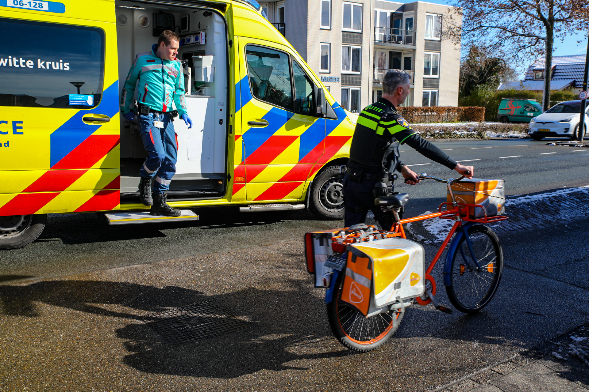 Postbode gewond na botsing met auto in Apeldoorn.