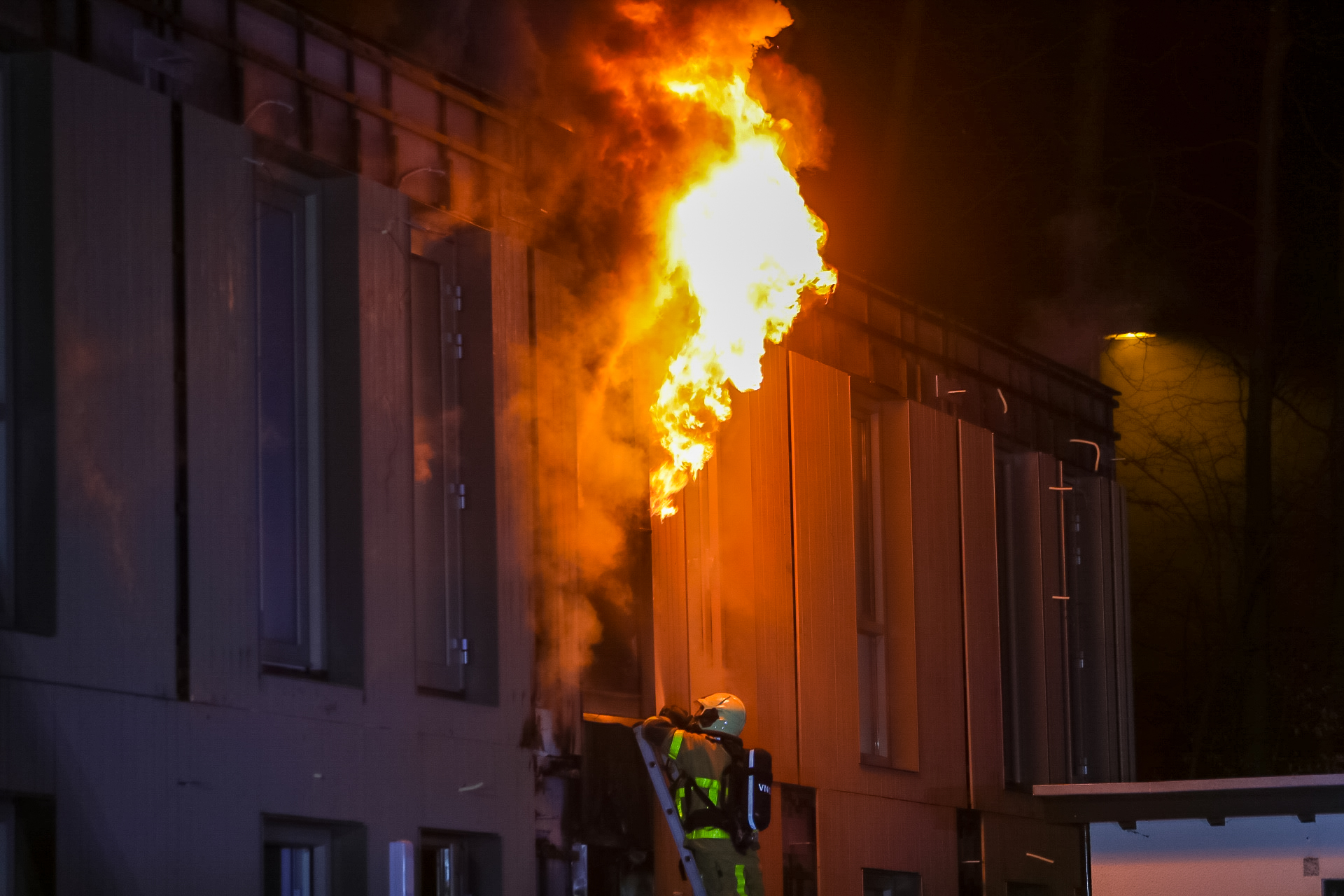 Grote uitslaande brand in nieuwbouwcomplex S’Heerenloo
