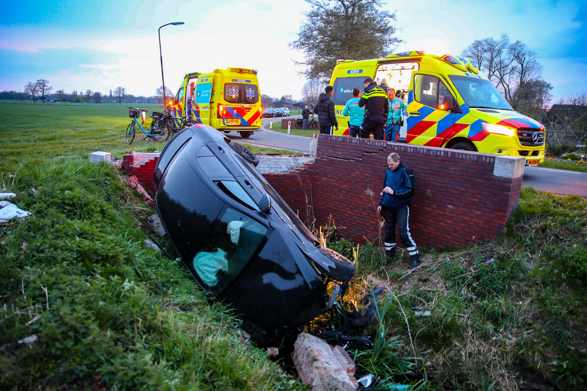 Twee gewonden nadat Mercedes van de weg raakt in Beemte Broekland