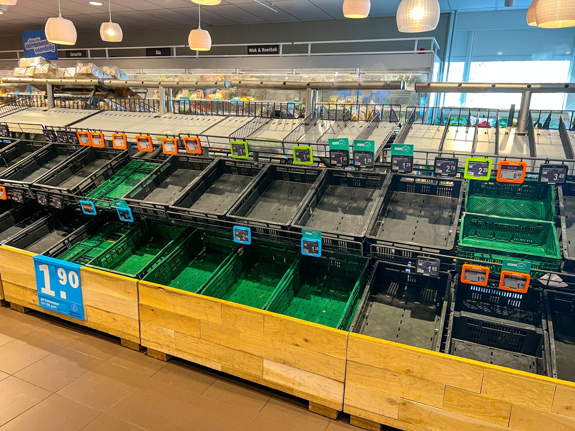 Lege schappen bij Albert Heijn supermarkten in de regio door stakingen.