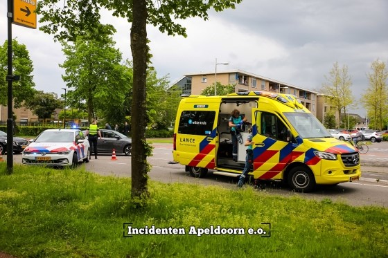 Fietsster gewond bij ongeluk met auto in Apeldoorn.