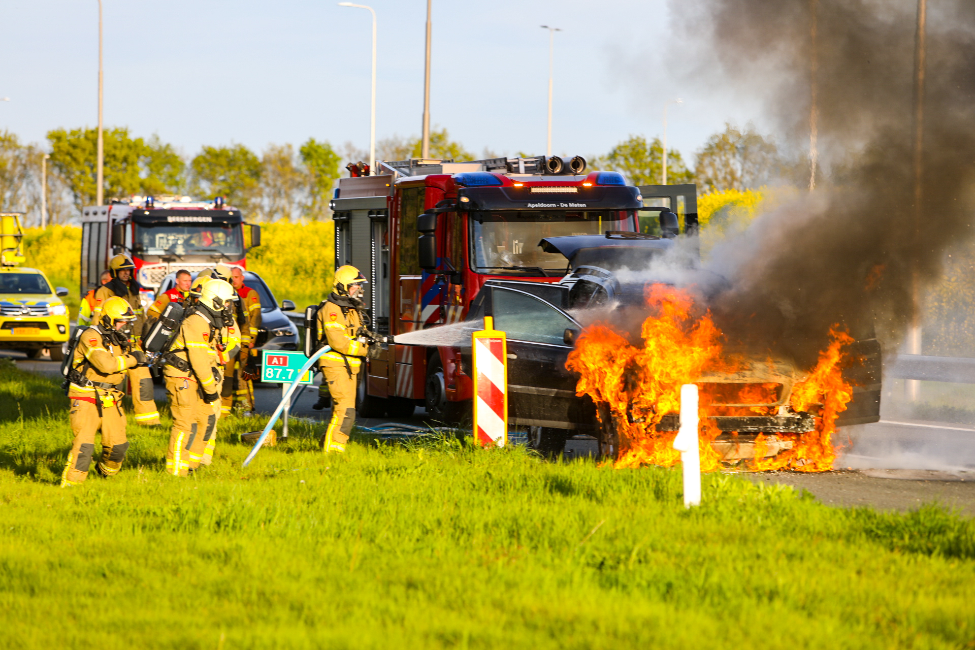 Auto in brand op A50 bij Apeldoorn, brandweerlieden houden twee minuten stilte wegens dodenherdenking