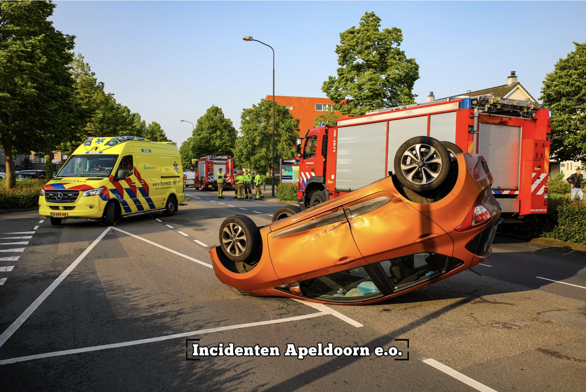 Auto slaat over de kop in Apeldoorn, automobilist gewond naar het ziekenhuis