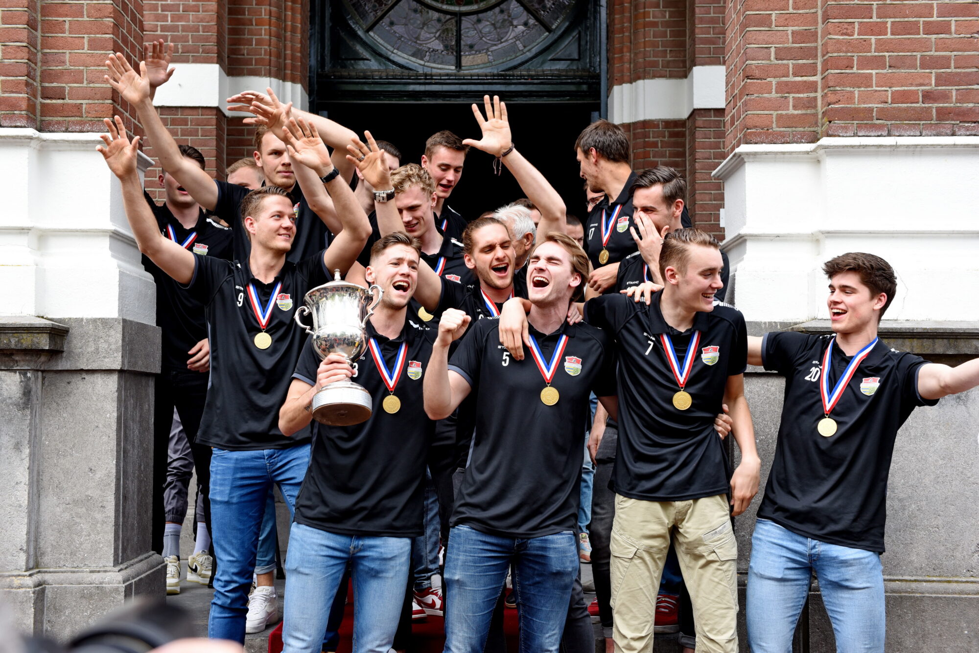 Volleybalkampioen Dynamo krijgt huldiging op Raadhuisplein in Apeldoorn
