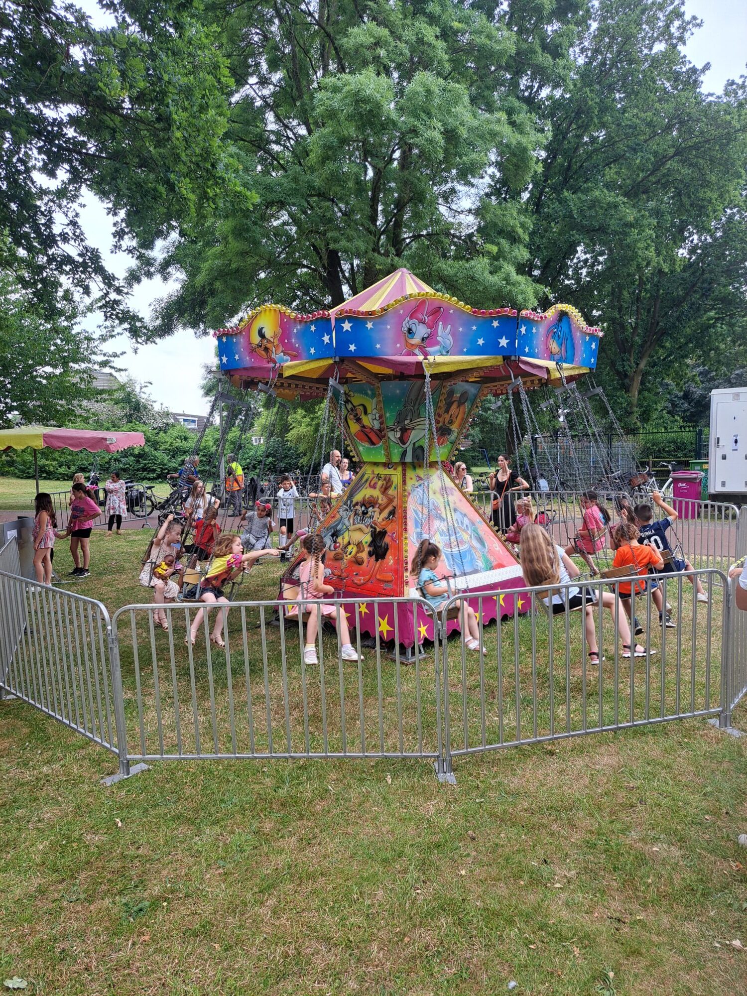 Kids zwaaien en zwieren op het Raadshuisplein