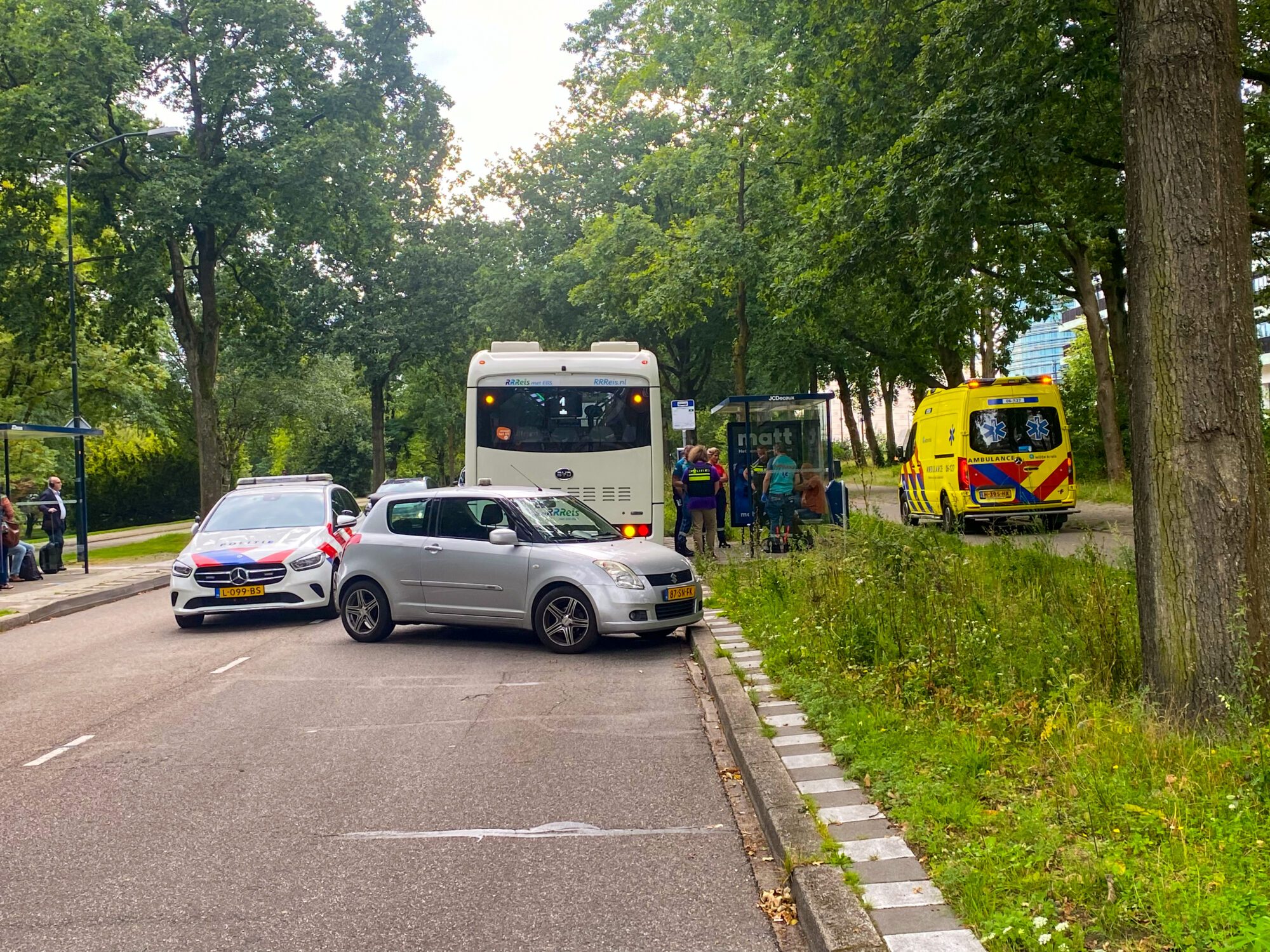 Man gewond na val uit bus in Apeldoorn
