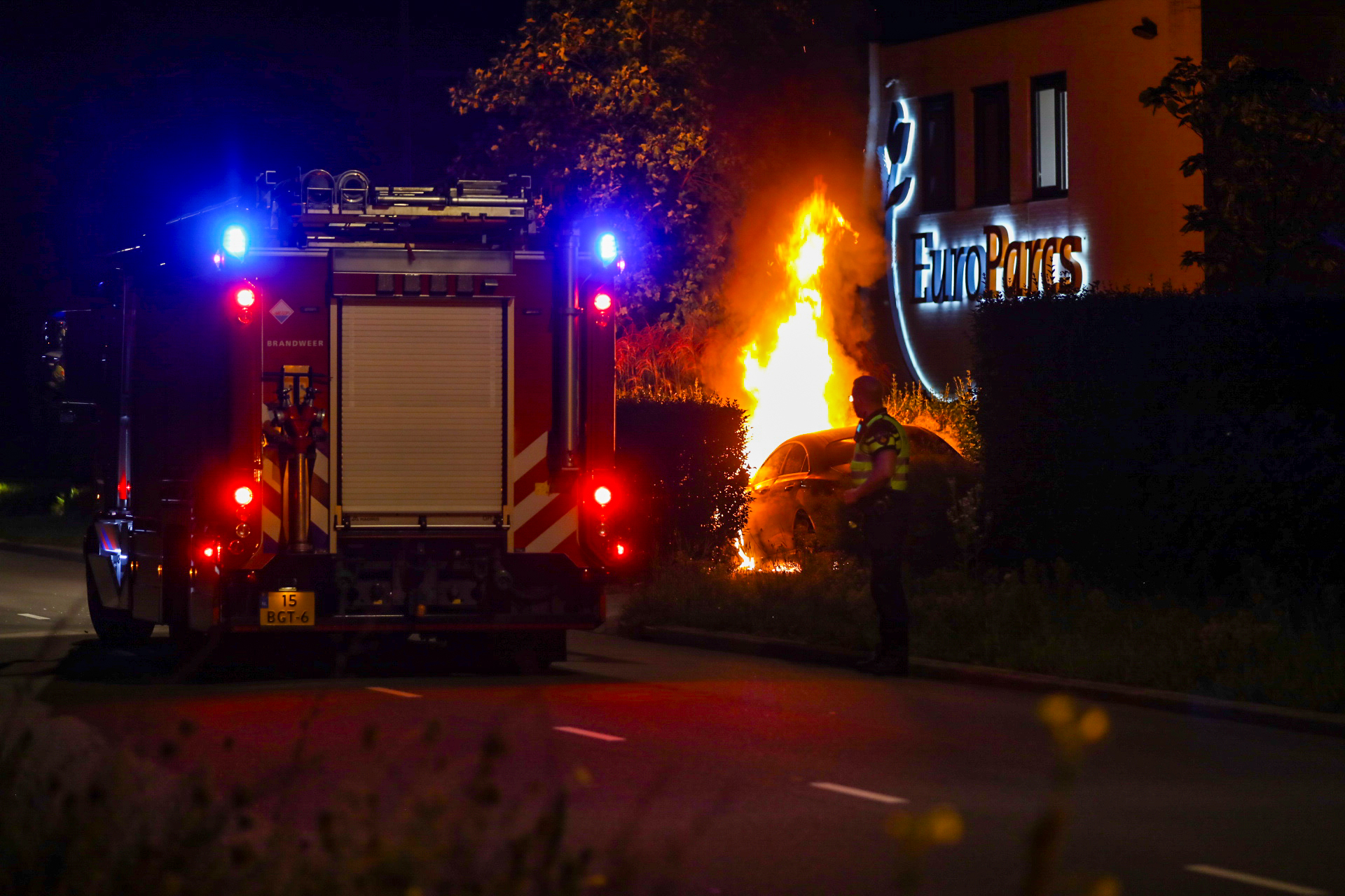 Meters hoge vlammen bij autobrand in Apeldoorn
