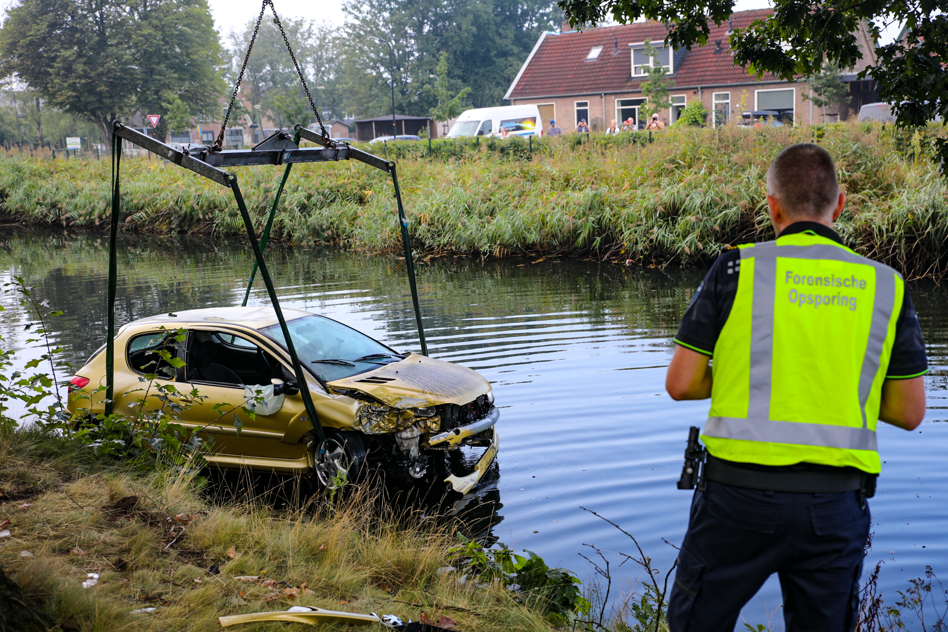 [VIDEO] Omstanders springen Apeldoorns Kanaal in nadat auto water in rijdt