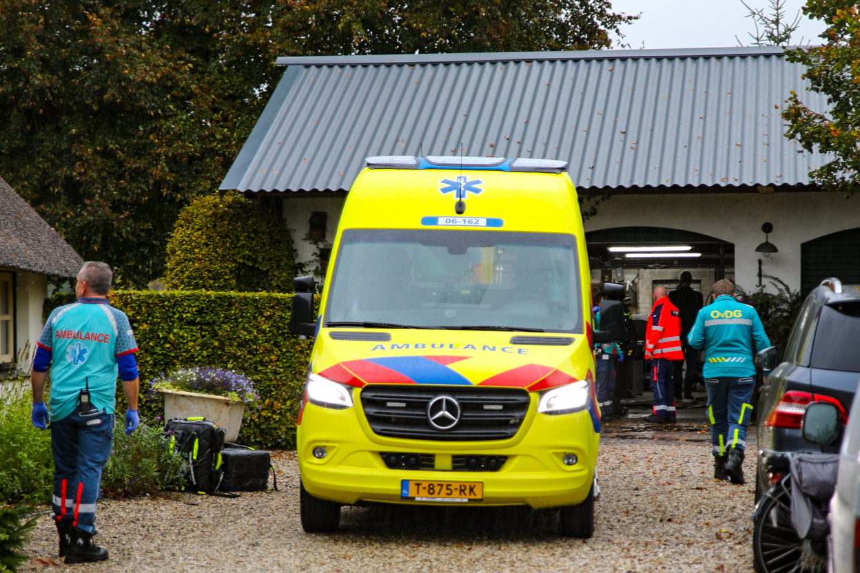 Gewonde bij ongeluk in schuur Vaassen; traumahelikopter geland