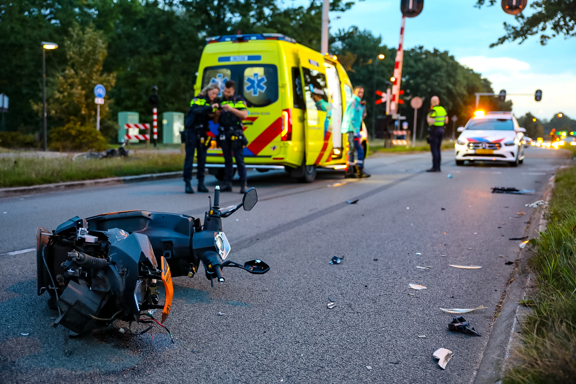 Achterwiel breekt van scooter bij botsing op Laan van Kuipershof in Apeldoorn