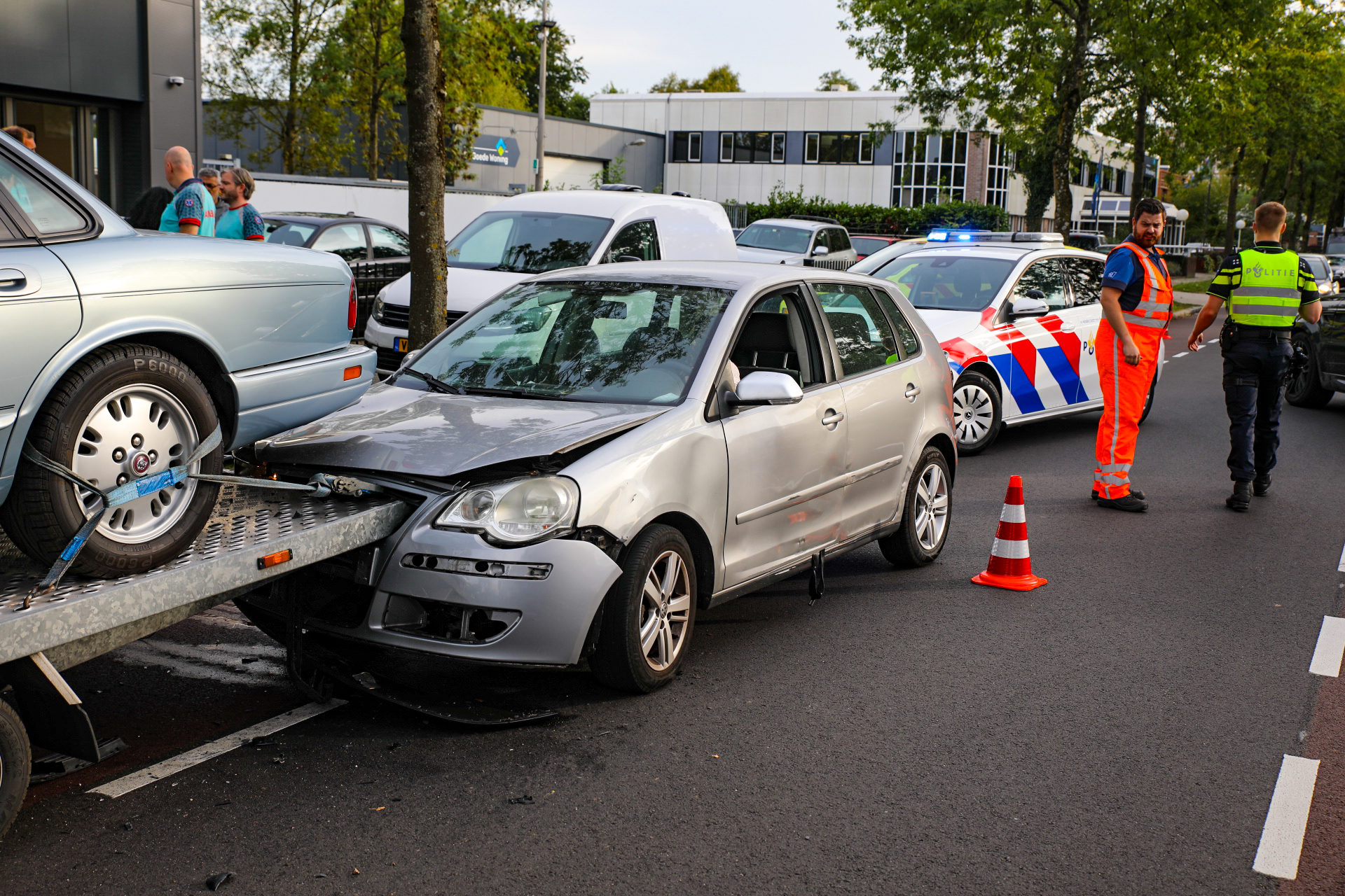 Automobiliste botst achterop aanhanger in Apeldoorn en raakt gewond
