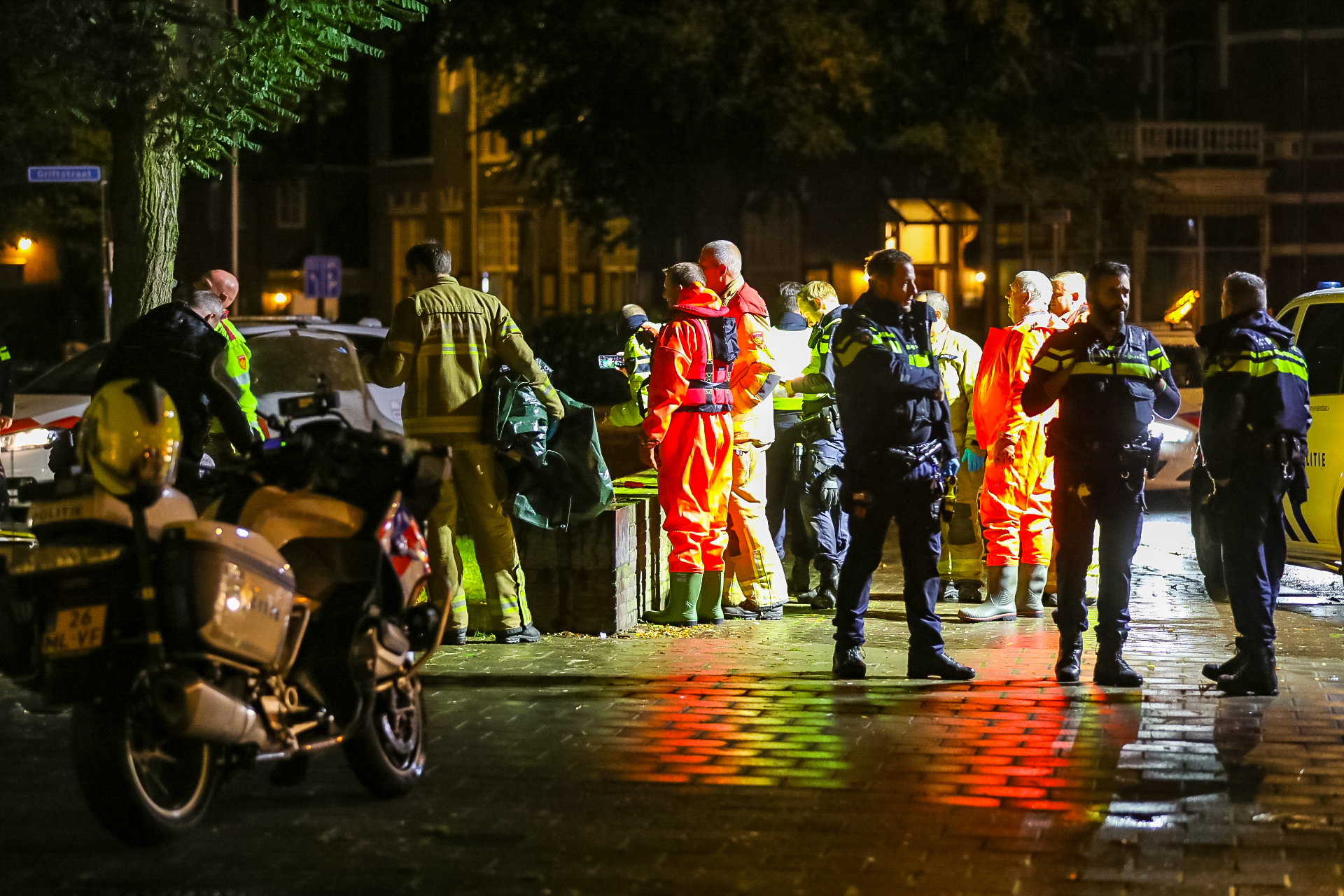 Hulpdiensten redden te water geraakte fietser in Apeldoorn