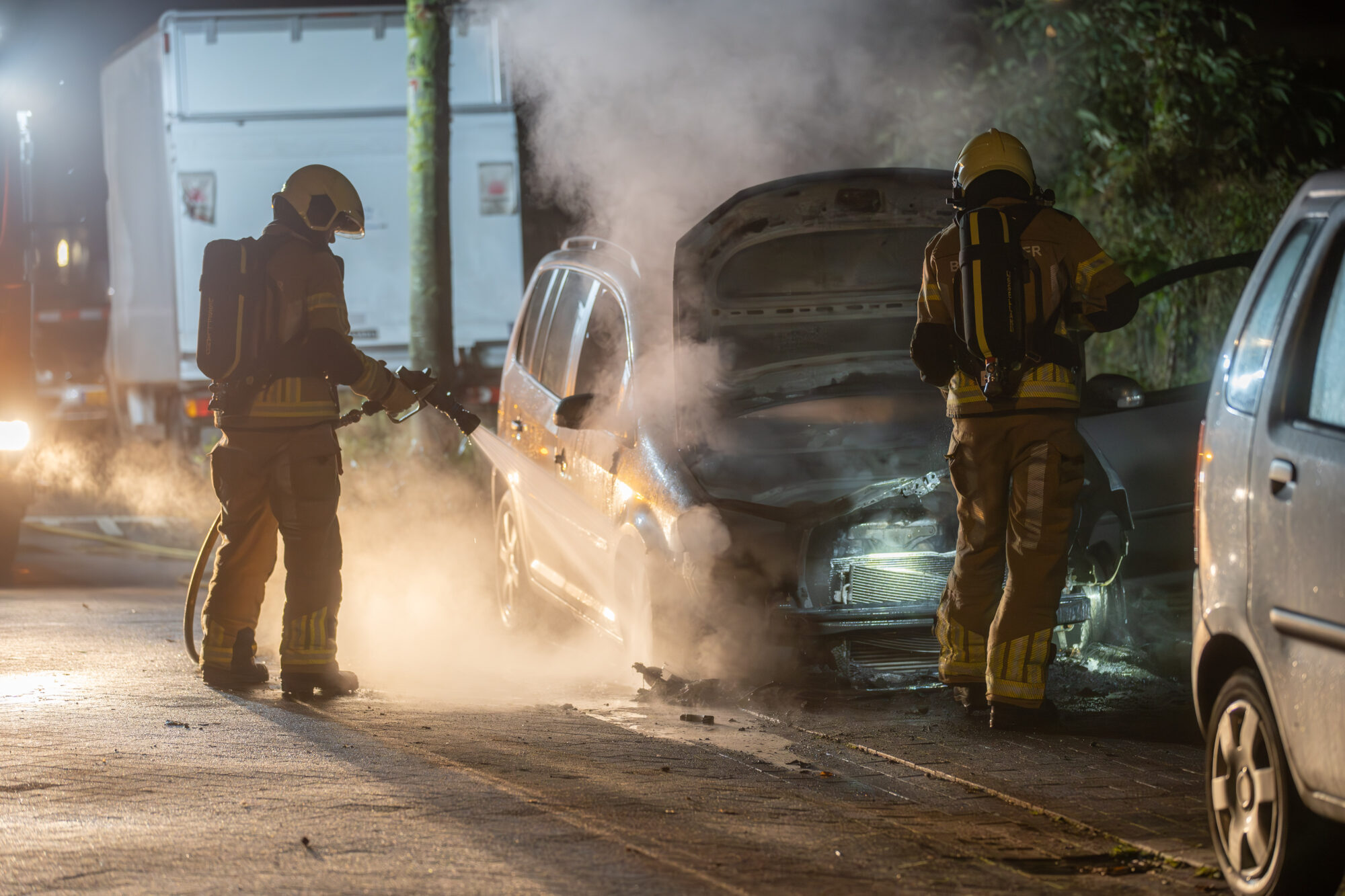 Auto brandt uit in Deventer, politie doet onderzoek