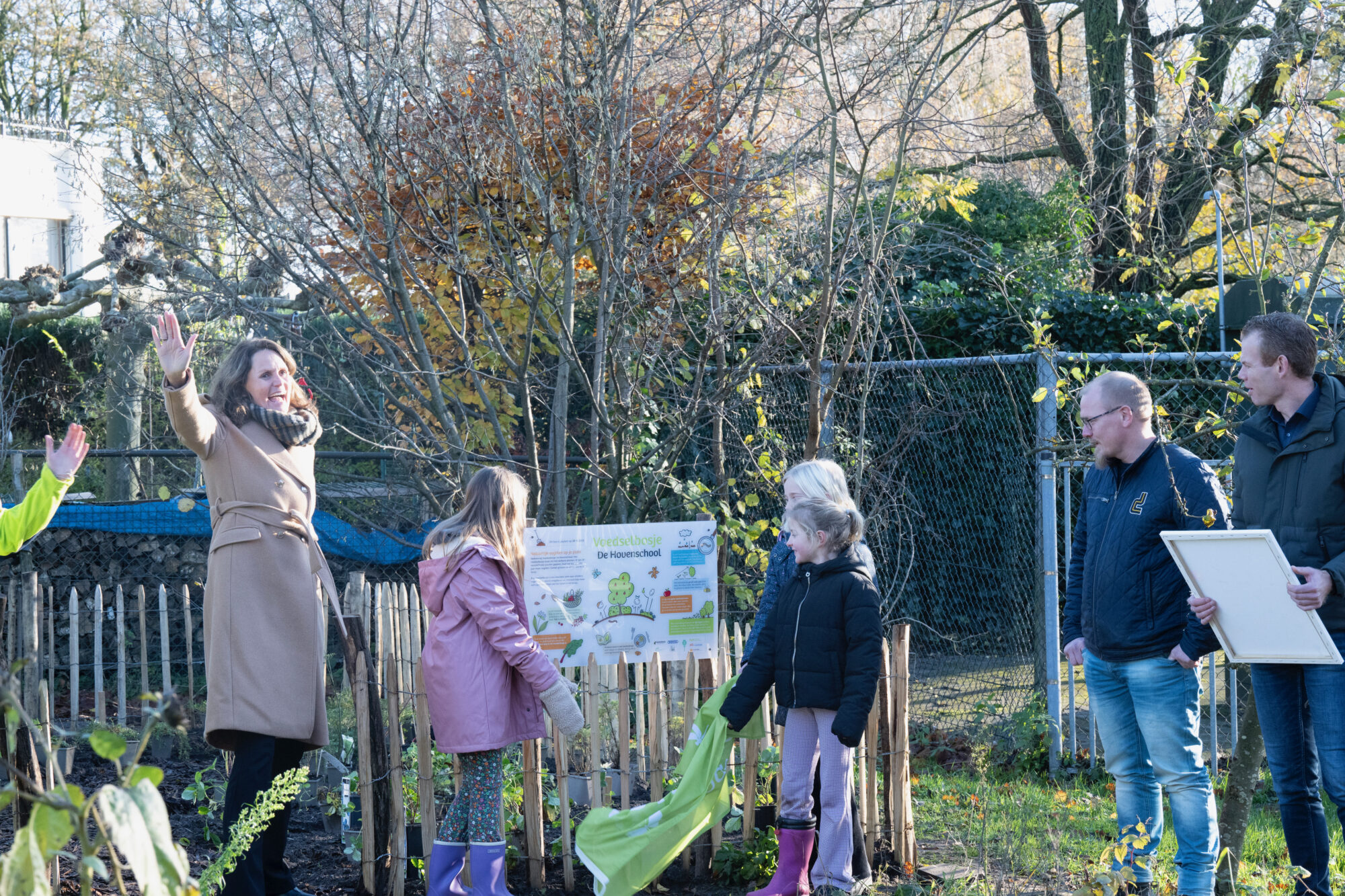 Kinderen van de Hovenschool planten hun eigen Voedselbosje