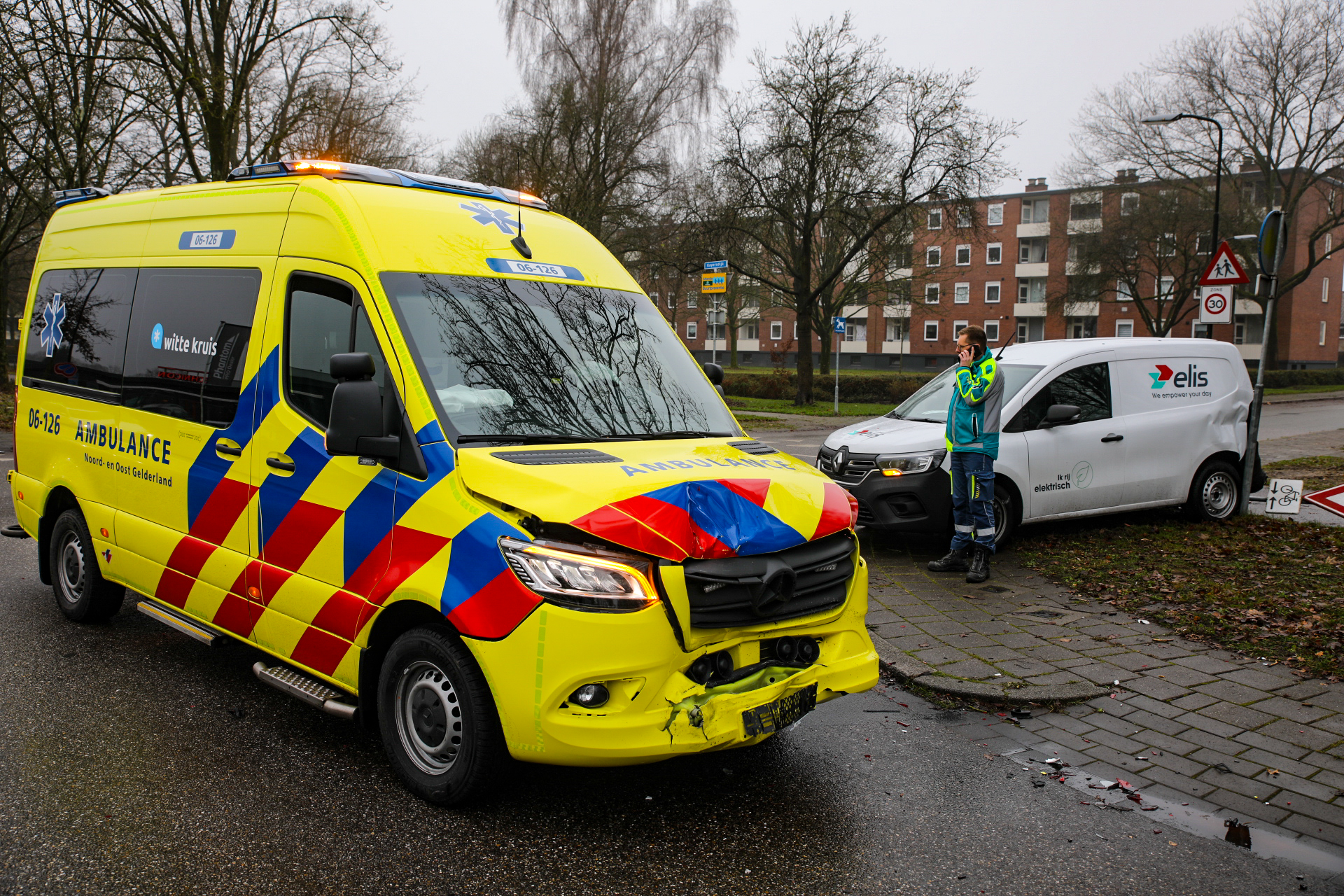 Ambulance fors beschadigd door ongeluk tijdens spoedrit in Apeldoorn