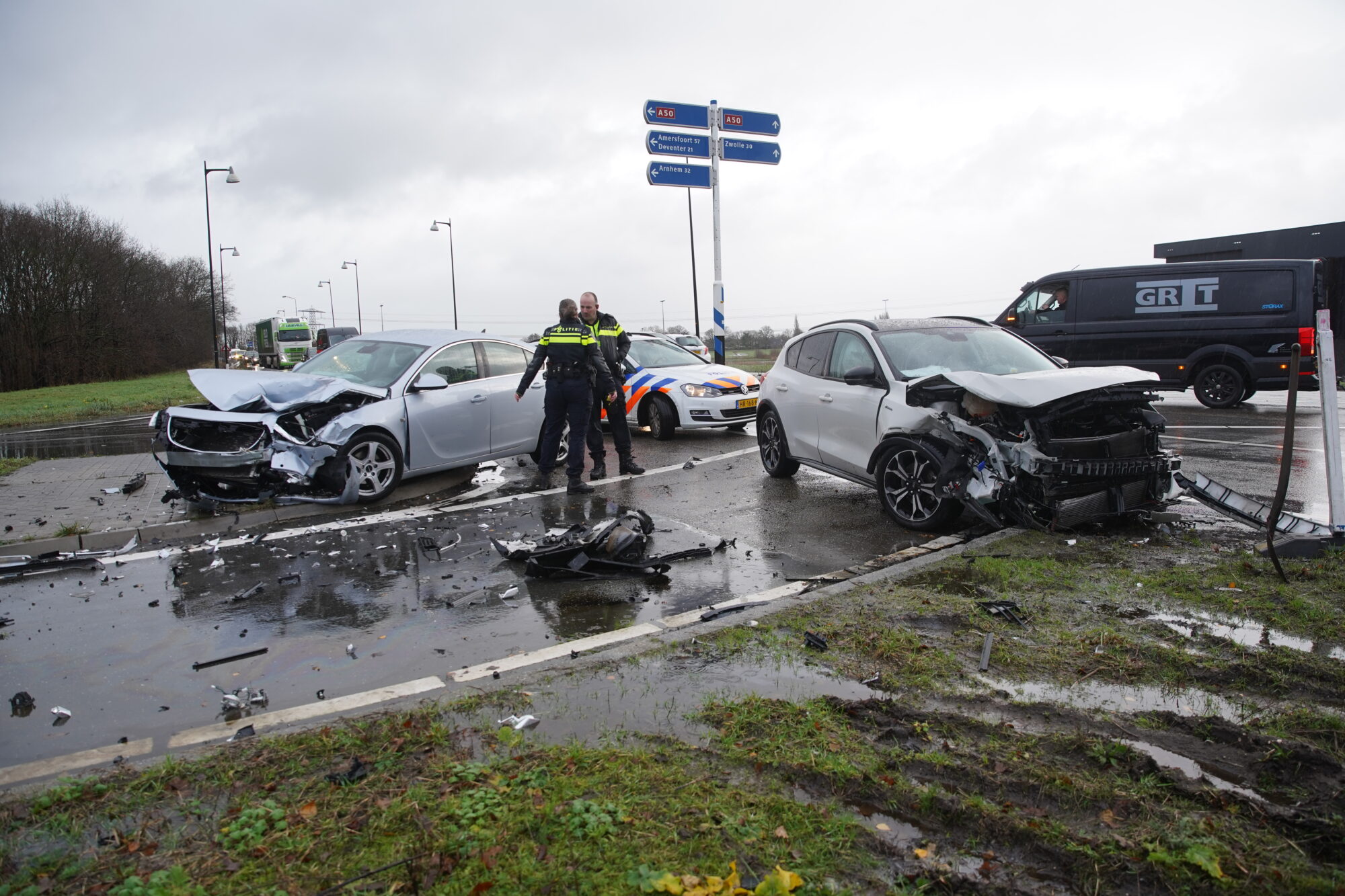 Gewonde en veel schade na ongeluk Oost Veluweweg