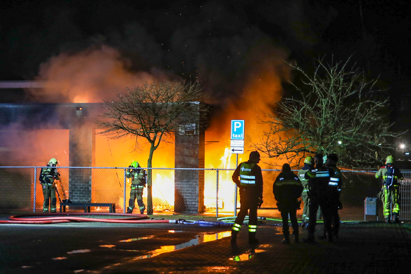Felle brand bij school in Apeldoorn vermoedelijk aangestoken