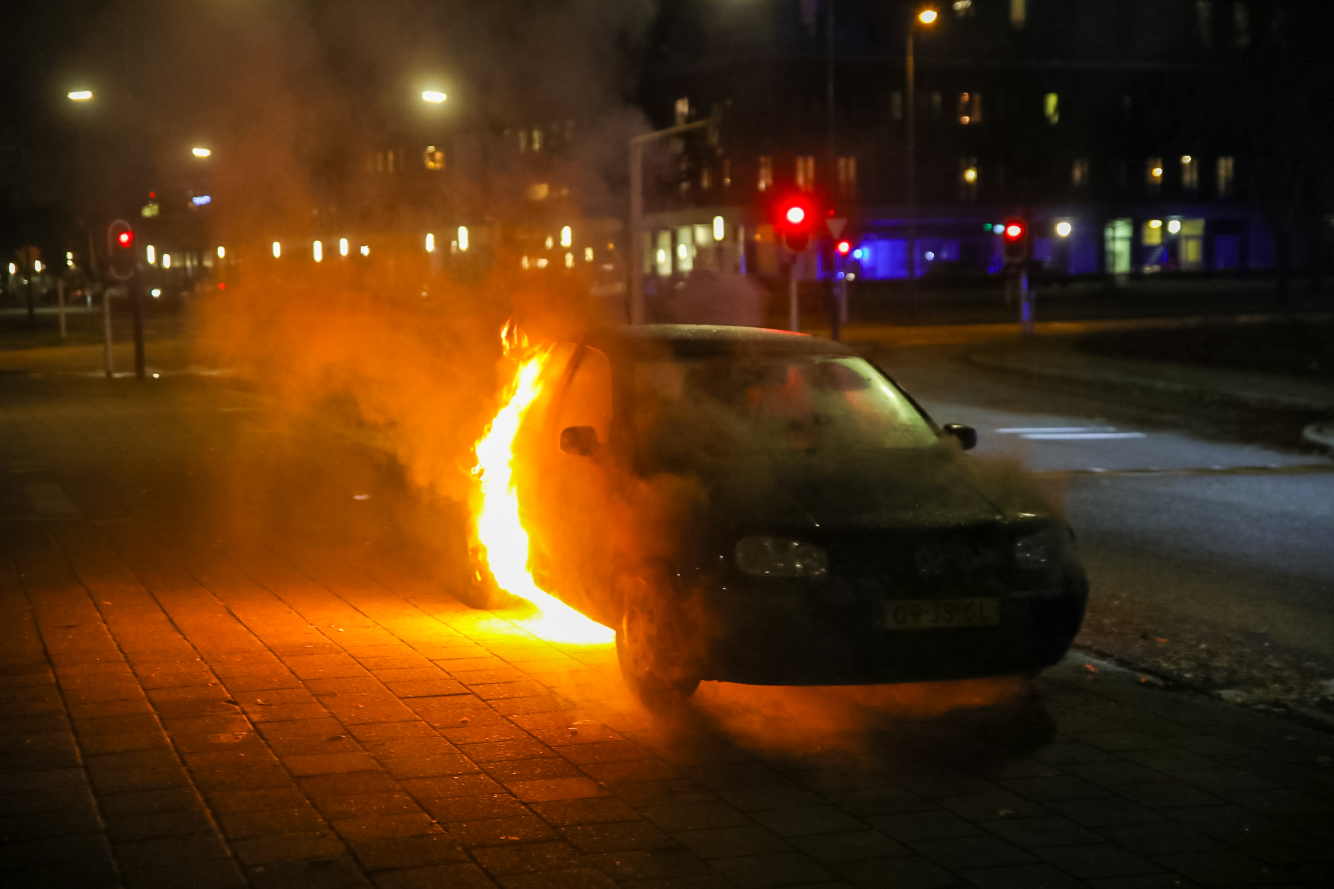 Auto in brand 1e Wormenseweg in Apeldoorn