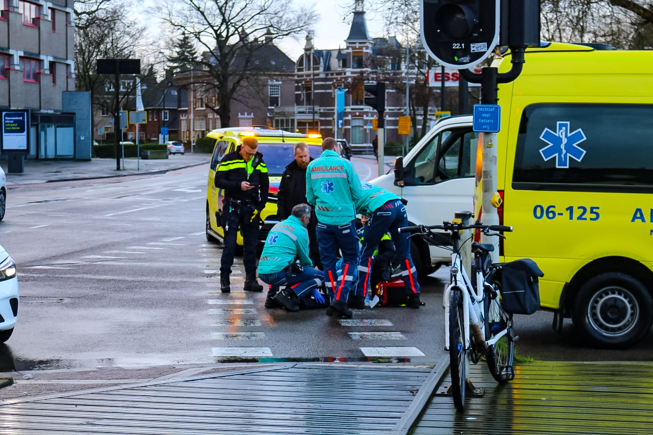 Fietsster gewond na ongeluk Deventerstraat