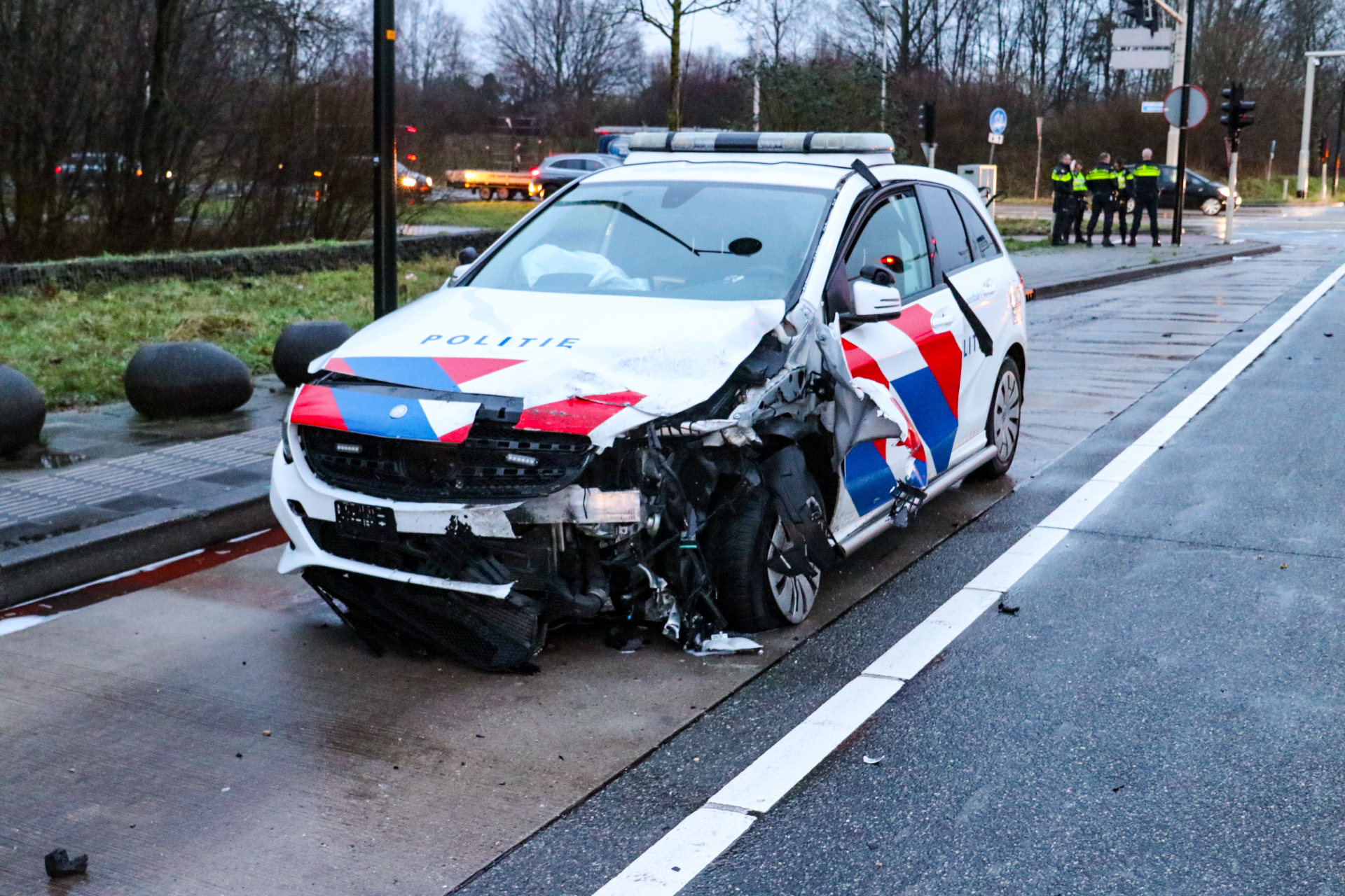 Politiewagen crasht tijdens spoedrit in Apeldoorn