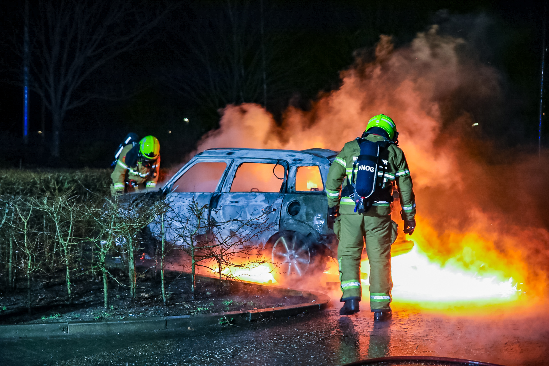 Auto brand volledig uit op parkeerplaats in Apeldoorn