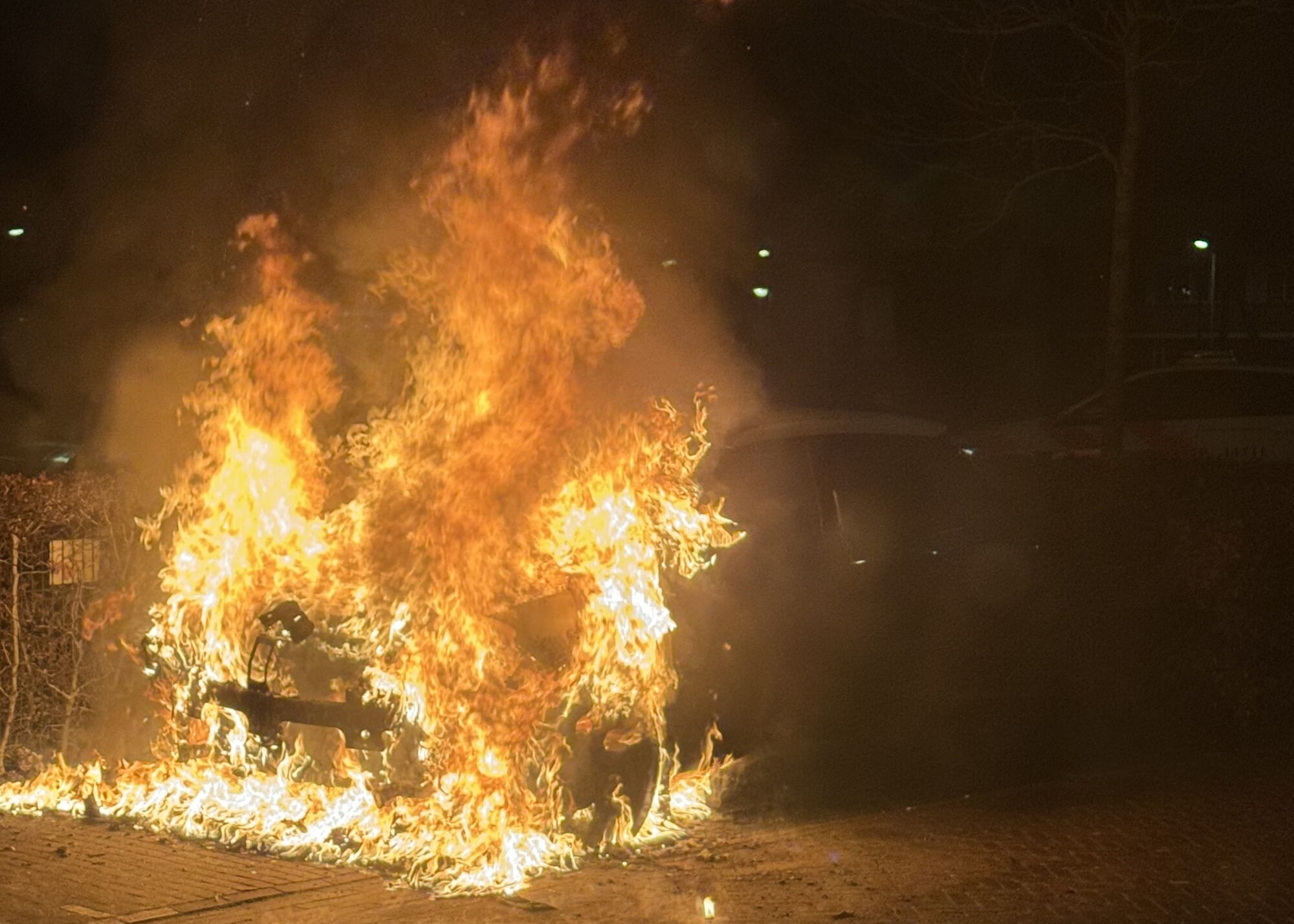 Auto volledig in vlammen Deventer